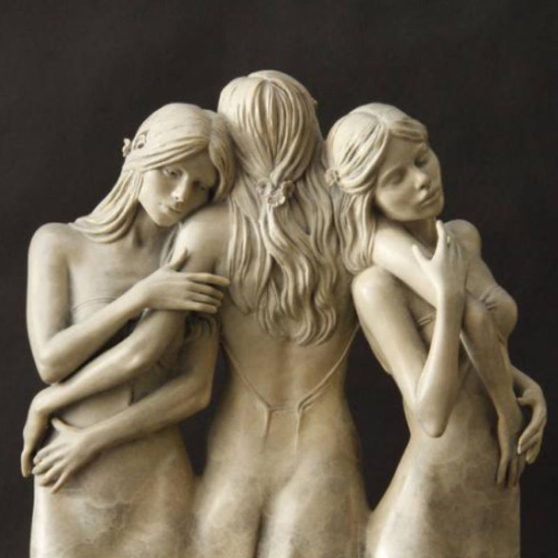 Drei Göttinnen Umarmung Skulptur