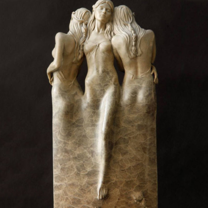 Drei Göttinnen Umarmung Skulptur